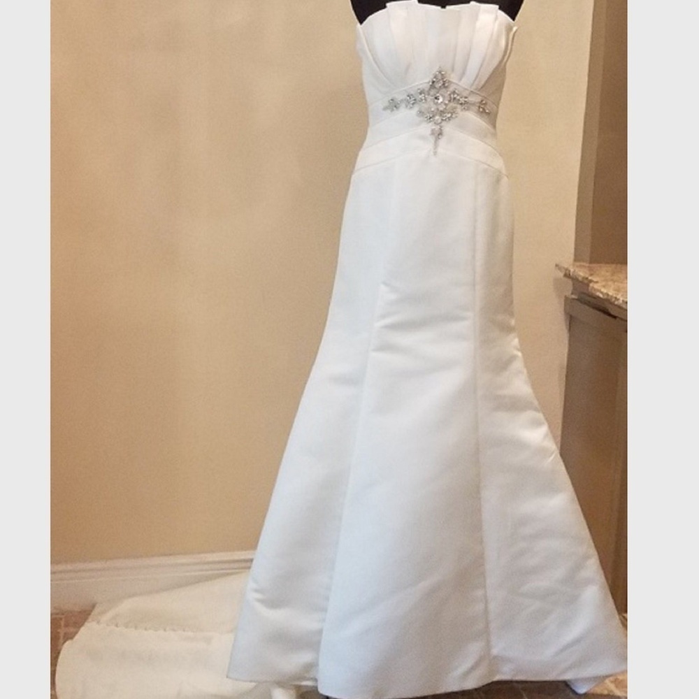 Emerald Bridal Wedding Dress in Ivory size 10